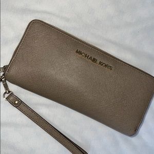 Michael Kors Large Jet Set Wristlet (Taupe)